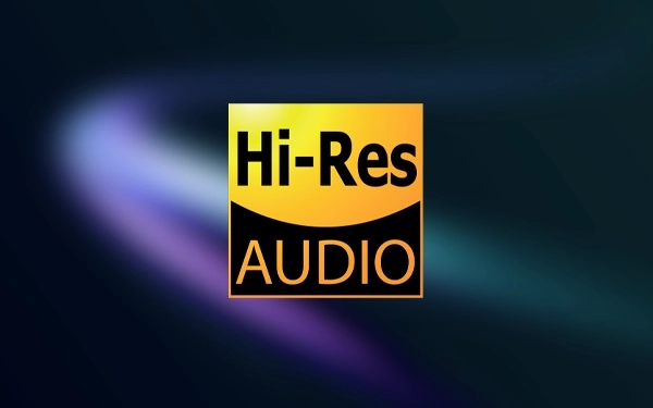 Логотип Hi-Res Audio жовтого та чорного кольорів на темному розмитому фоні