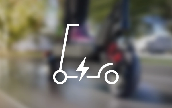 Значок електричного самоката із символом блискавки, на фоні розмите зображення людини, яка їде на самокаті.