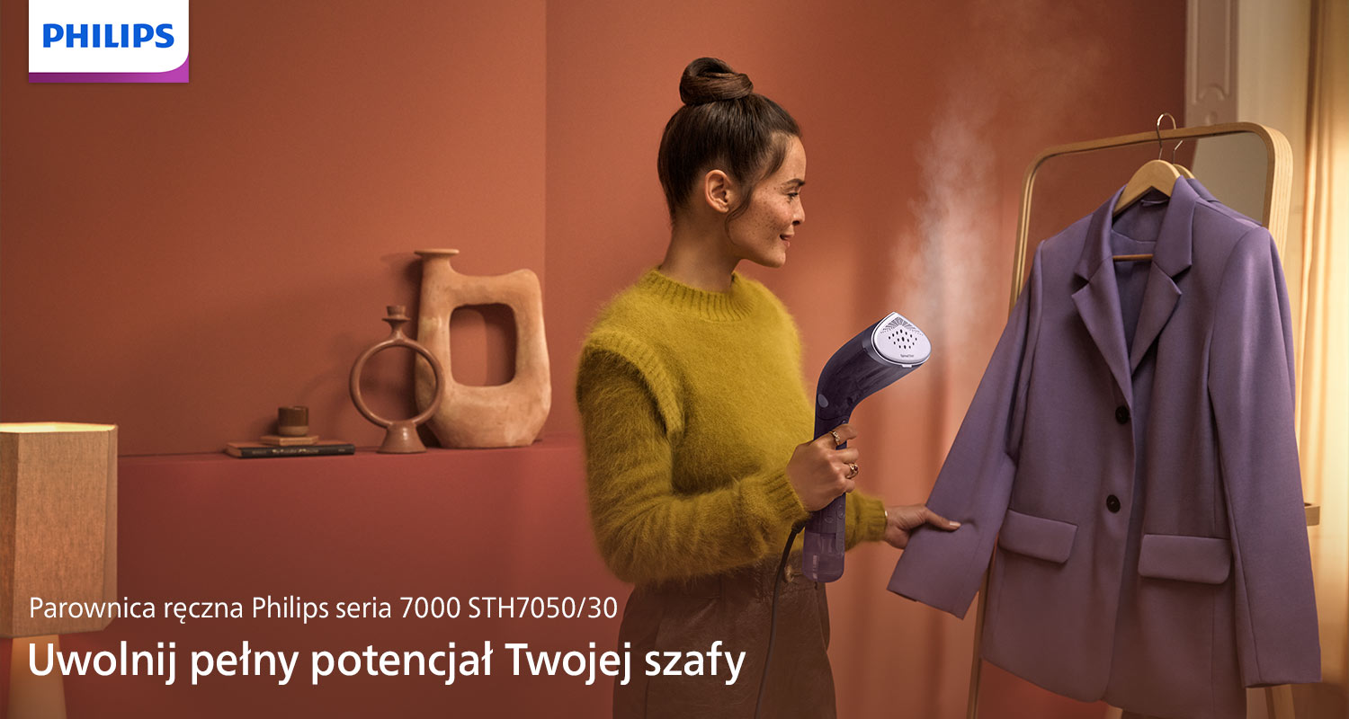 Жінка в процесі використання випарника STH7050/30