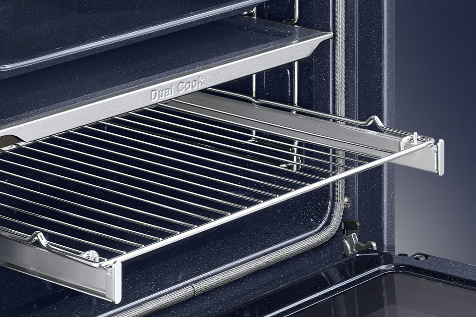 На телескопічних напрямних, які висуваються з духовки NV7B4545VAK, встановлена решітка. На телескопічних напрямних, які висуваються з духовки NV7B4545VAK, встановлена решітка.