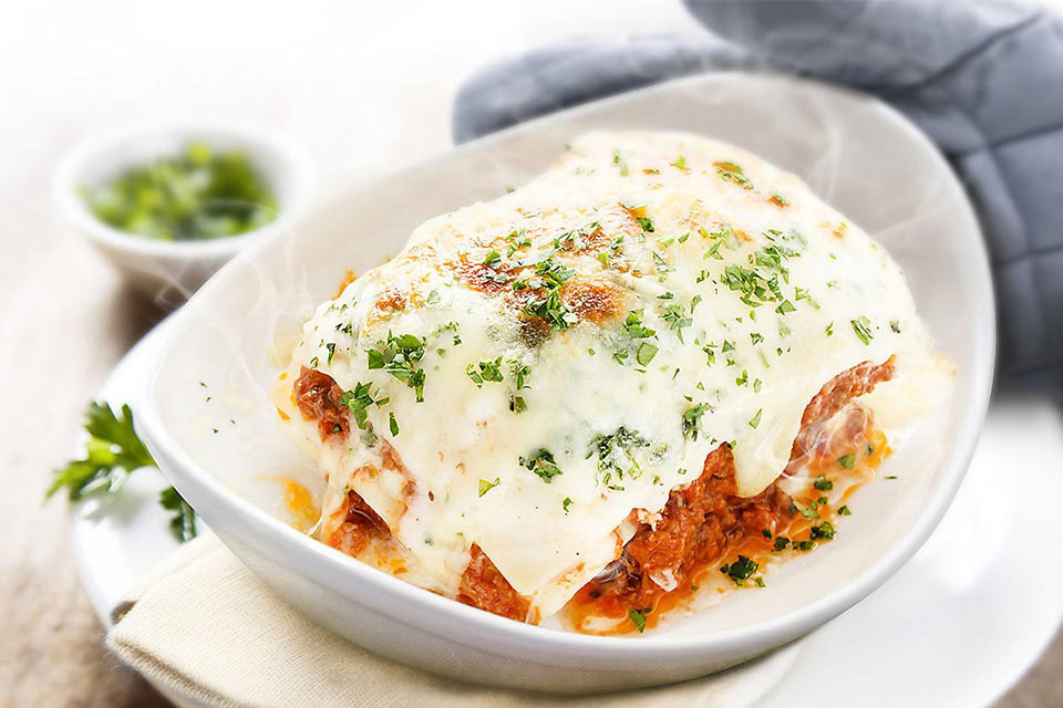 A sajtos lasagne fotója a melegen tartó funkciót szemlélteti.