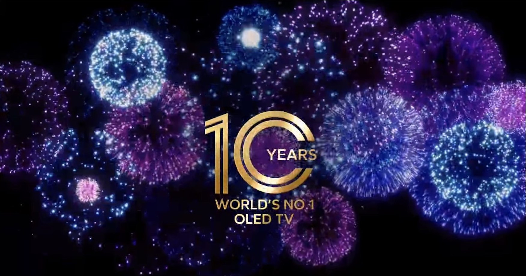 На відео показано слова «10 років OLED-телевізора № 1 у світі», які поступово з’являються на чорному фоні з фіолетовими та синіми феєрверками.