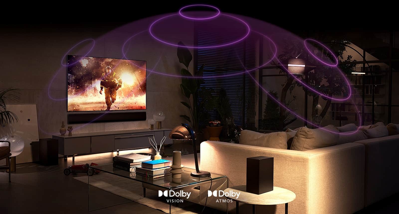 Фотографія OLED-телевізора LG у кімнаті зі сценою з бойовика. Звукові хвилі створюють купол між диваном і телевізором, створюючи захоплюючий об’ємний звук.