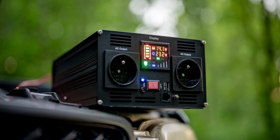 Przetwornica napięcia Newell z czystą sinusoidą - 12 V / 230 V, 1000 W