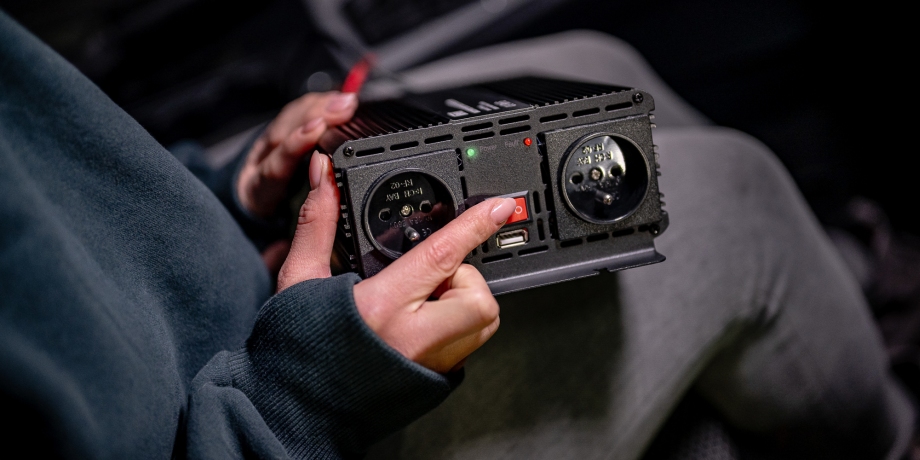 Przetwornica napięcia Newell z modyfikowaną sinusoidą - 24 V / 230 V, 1000 W