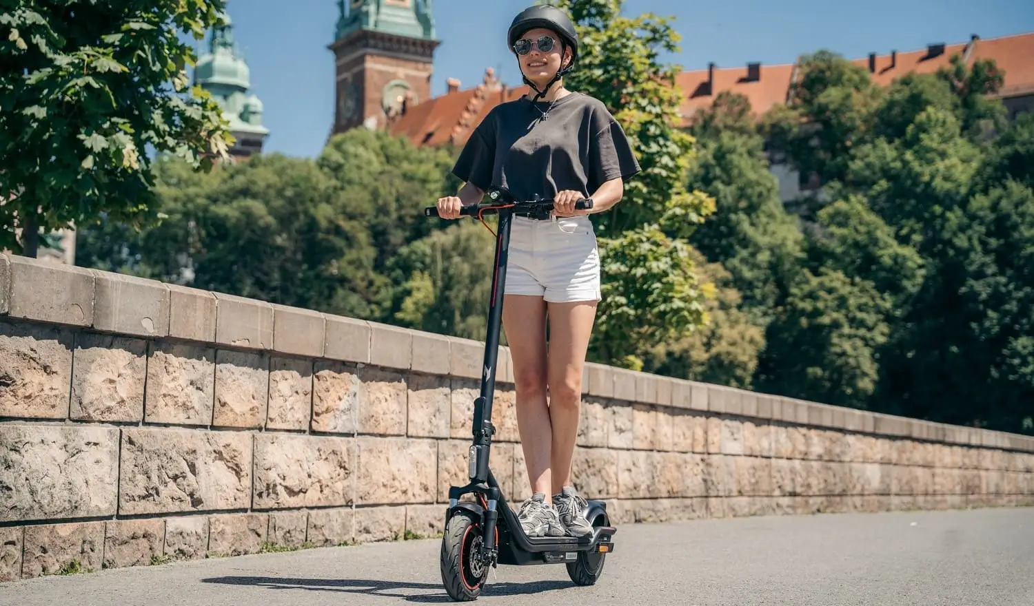 Жінка їде на скутері