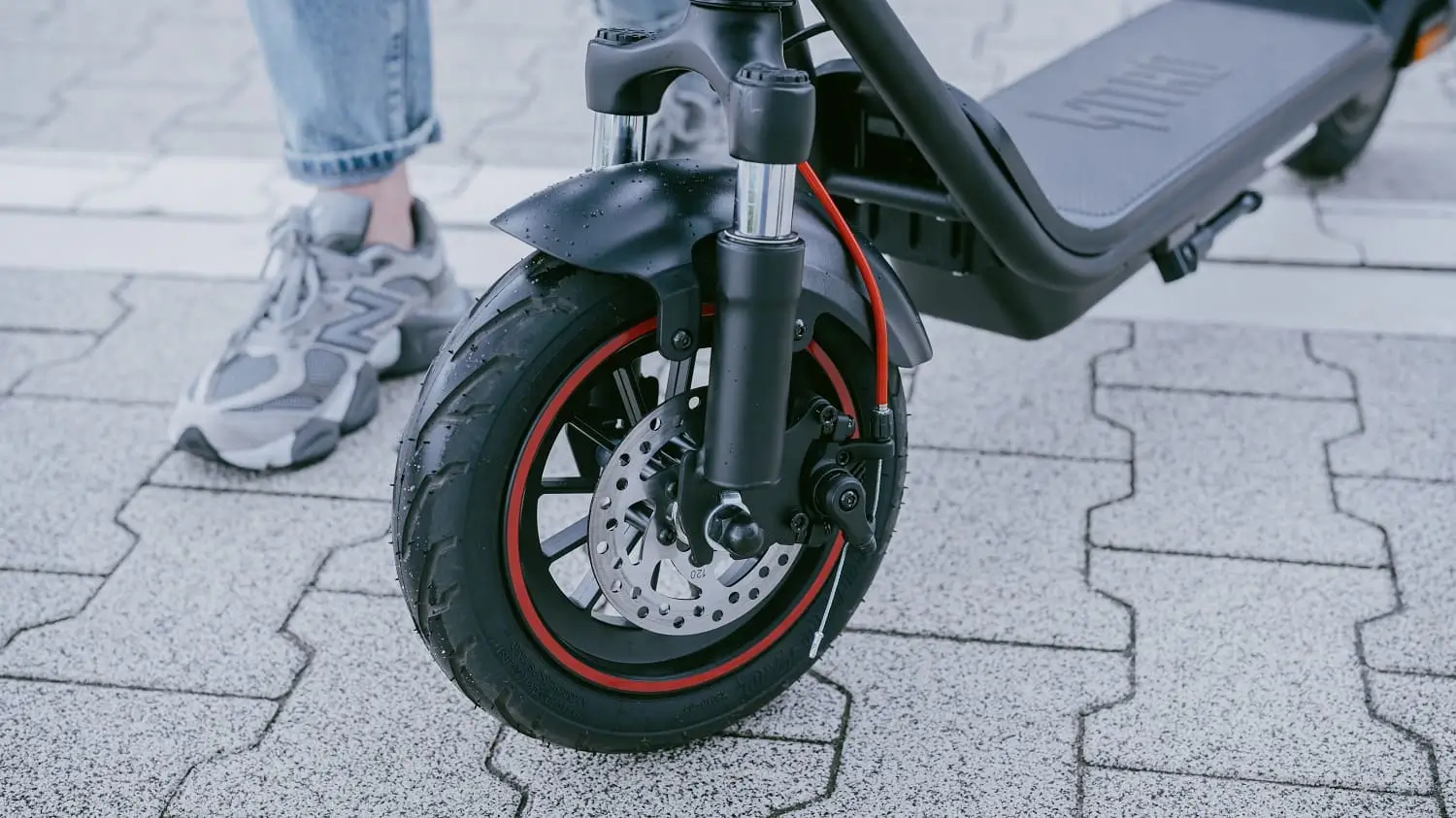 Крупний план передньої підвіски скутера