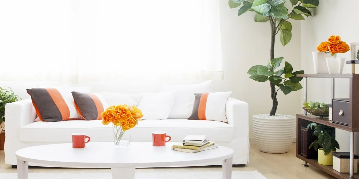 Сучасна вітальня з яскравим диваном та яскравими кольорами