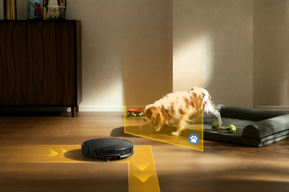 Під час руху пилосос виявляє собаку та її іграшку попереду, а потім плавно змінює напрямок.