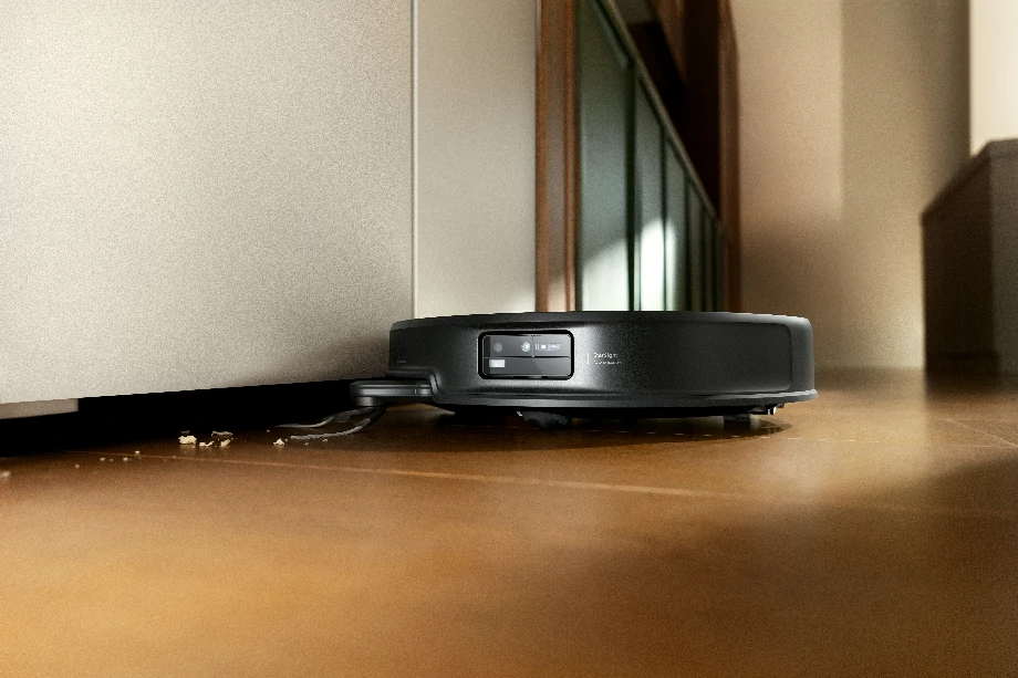 Бічна щітка, розташована на краю робота, очищає поверхню прямо біля основи шафок.