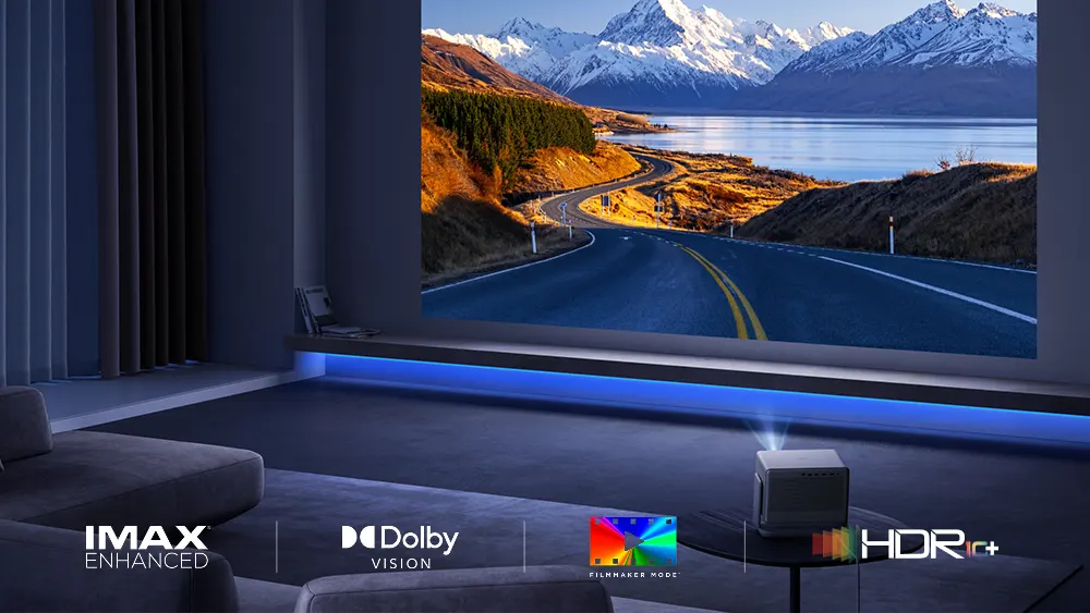 Проектор XGIMI HORIZON 20 розташований під кутом для проектування зображення на екран, показуючи дорогу та гірський ландшафт.