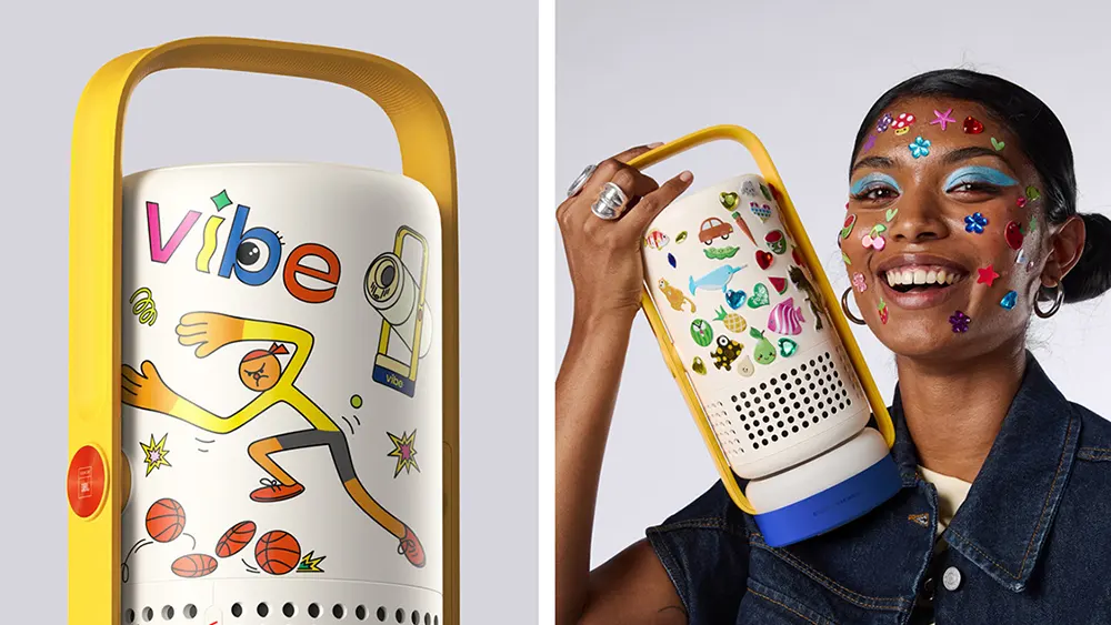 Ліворуч – проектор XGIMI Vibe One, прикрашений наліпками, праворуч – усміхнена жінка тримає проектор у руці.