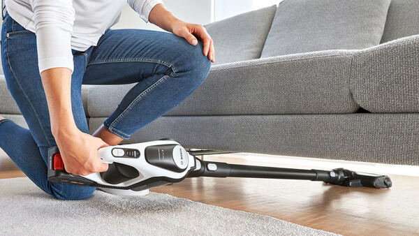 Гнучка електрощітка, ергономічна ручка та комфорт використання без необхідності утримувати кнопку живлення