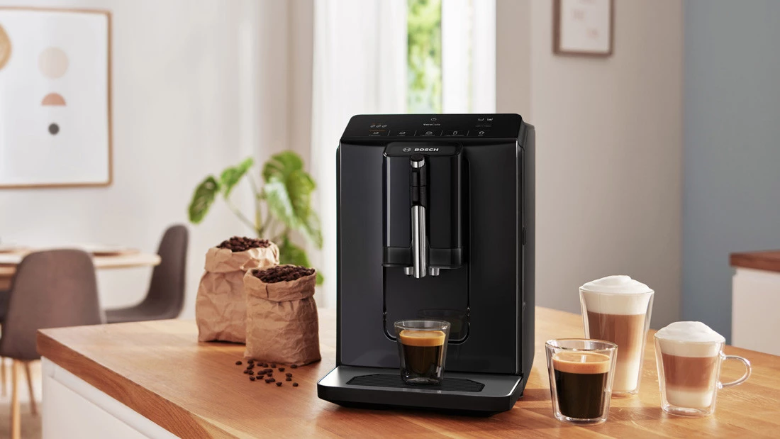 Кавомашина стоїть оточена різноманітними приготованими кавами.