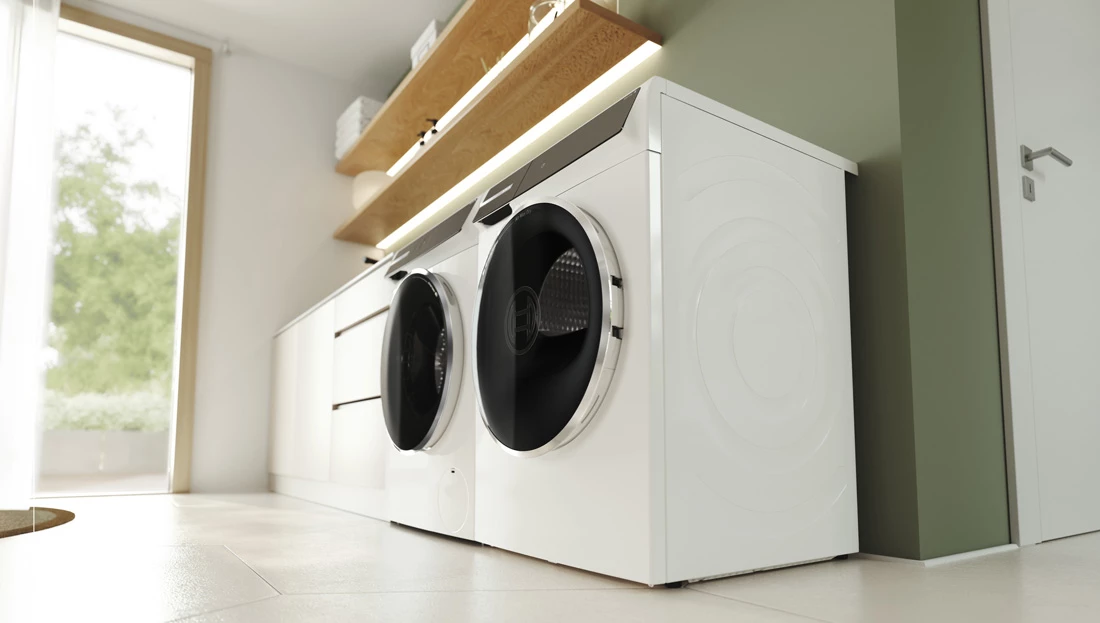 Пральна машина та сушарка Bosch, встановлені поруч у світлій пральні.