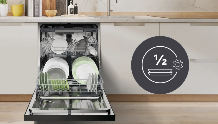 Посудомийна машина в кухонному гарнітурі, праворуч напис 1/2 над тарілками у білому колі з шестернею на темно-сірому колесі.