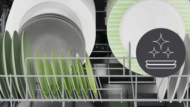 Кошик для посудомийної машини з посудом всередині, праворуч — тарілки із зірками на темно-сірому фоні.