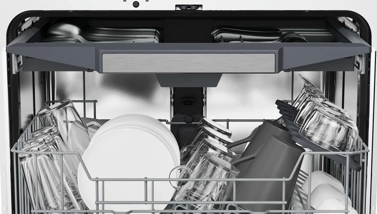 Внутрішня частина посудомийної машини – кошик з посудом, а над ним кошик для столових приборів.