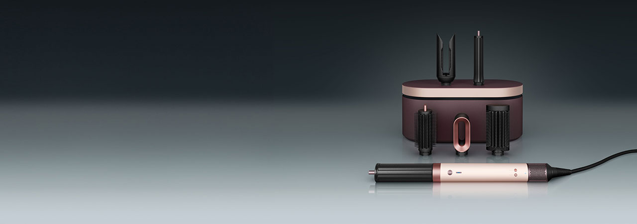 Крупний план набору Dyson Airwrap Coanda2x із шістьма насадками для природно прямого та хвилястого волосся.