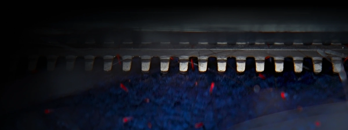 Крупний план гребінця проти сплутування, розташованого над роликом.