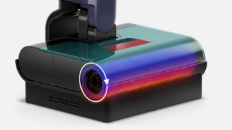 Показано, як швабра, розміщена в док-станції, сушить пристрій: лоток і контейнер для води.