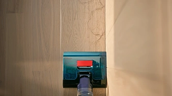 Швабра очищає підлогу аж до краю біля стіни