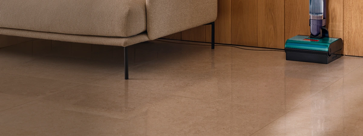 Після того, як швабра закінчить, її кладуть у док-станцію біля стіни. Перед нею чиста, блискуча підлога.