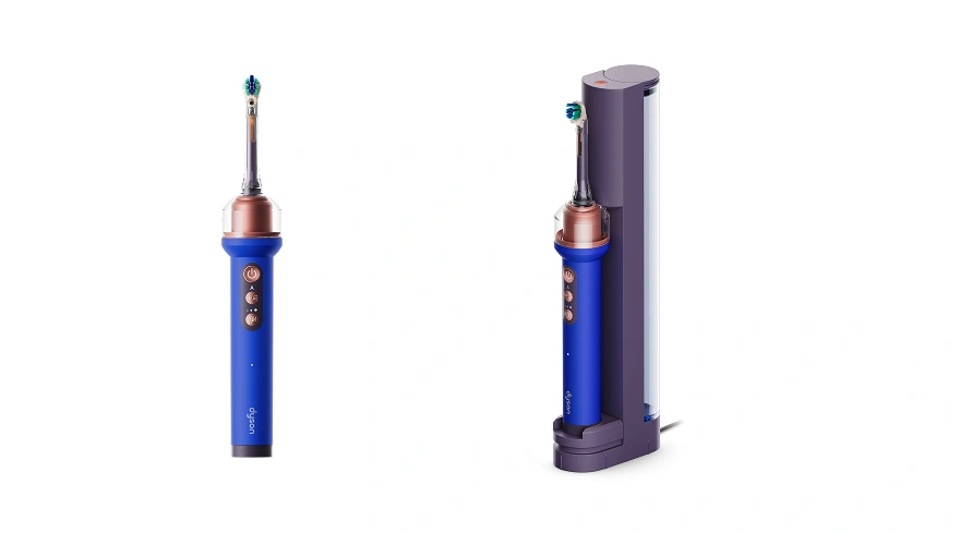 Синя електрична зубна щітка Dyson CameraJet, яку видно збоку та з кута в док-станції.