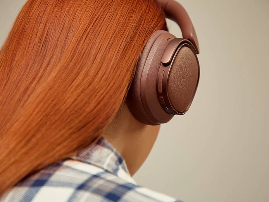 потилиця рудоволосої дівчини в навушниках