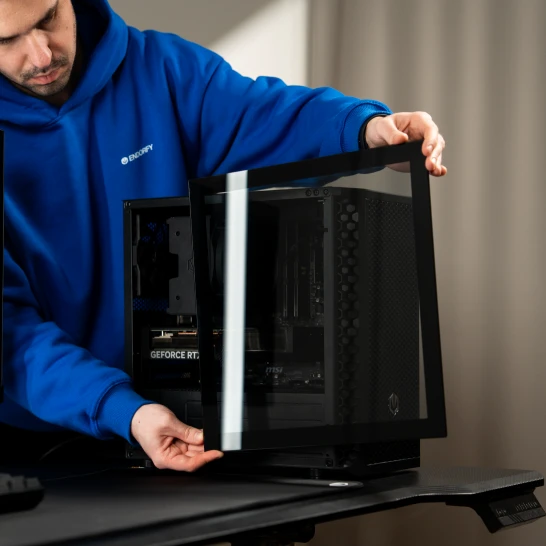 Model zdejmujący szklany panel boczny z obudowy ENDORFY Signum M30 Air.