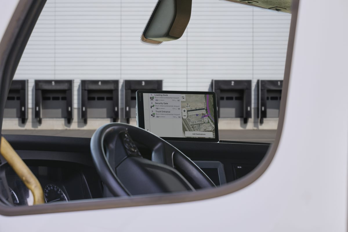 zdjęcie nawigacji garmin do ciężarówek dēzl LGV720