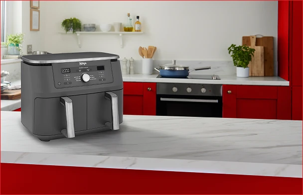 Фритюрниця Ninja Foodi Max сірого кольору на кухонній стільниці