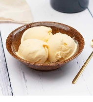 Класичне ванільне морозиво в мисці на столі