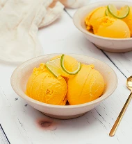 Морозиво Gelato в мисці на прилавку