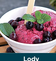 Ягідне морозиво з цілими фруктами та листям м'яти