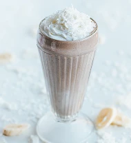 Молочний коктейль зі збитими вершками