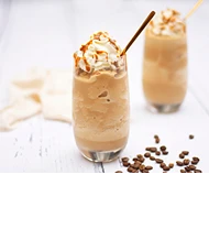 Фрапе зі збитими вершками та карамеллю на світлому кухонному столі