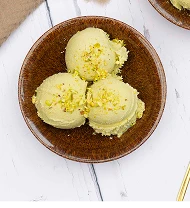 Вид зверху морозива з арахісовою пастою в коричневій мисці