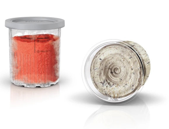 Два контейнери, наповнені червоними та білими десертами морозива