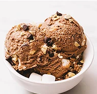 Шоколадне морозиво з горіхами та шоколадною крихтою у білій мисці