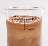 Прозора ємність, наповнена густим шоколадним напоєм