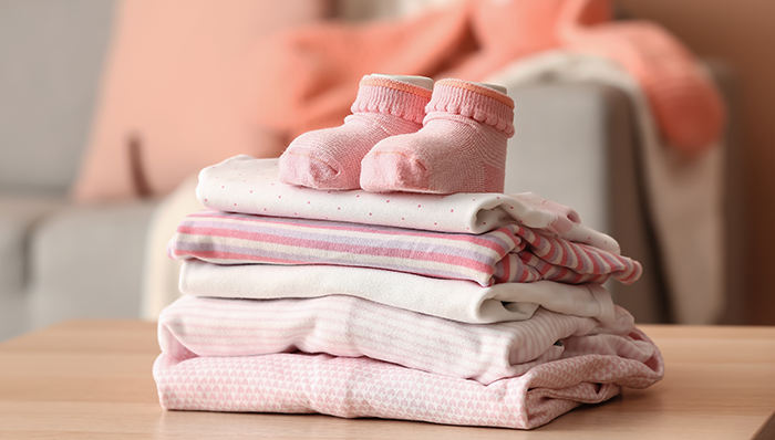 Купа дитячого одягу.