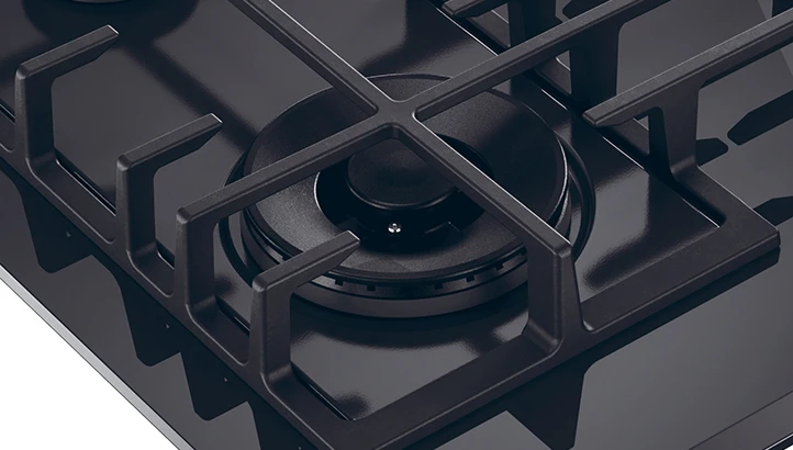 Деталь чорної газової варильної поверхні з великим пальником.