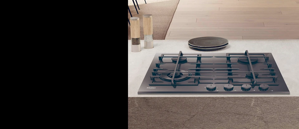 Чорна газова варильна поверхня в кухонному аранжуванні з анімованою двосторонньою стрілкою по всій ширині варильної поверхні та написом 59,5 см під нею.