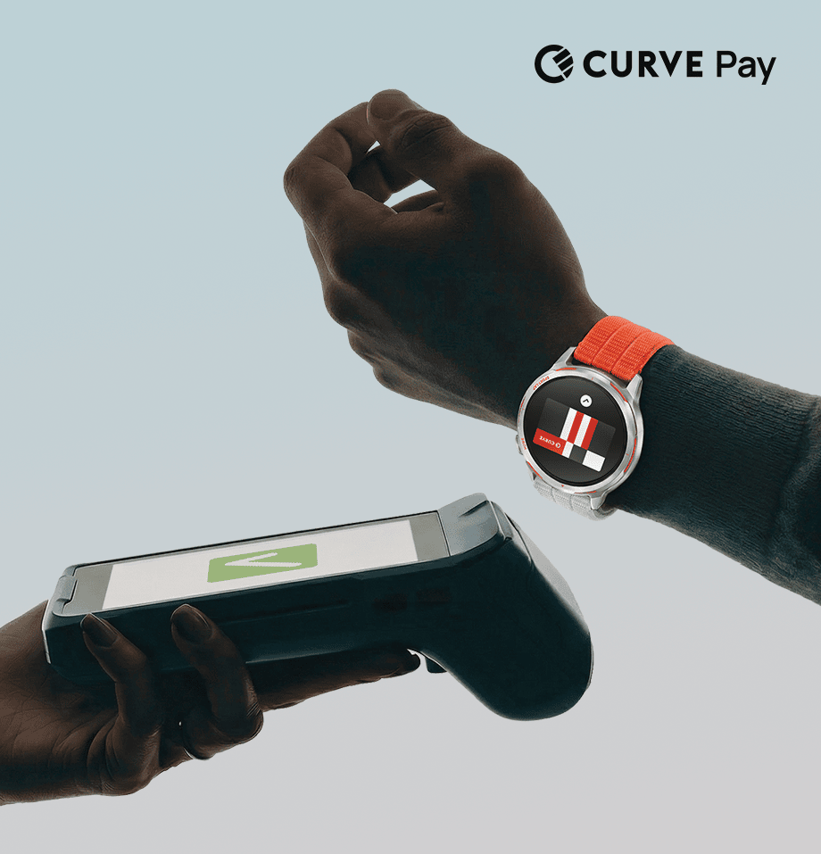Чоловік підносить свій годинник HUAWEI Watch GT Runner 2 до платіжного термінала. У кутку відображається логотип Curve Pay.
