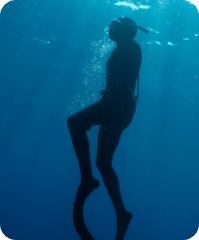 Дайвер на глибині, піднімаючись на поверхню