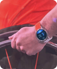 Передпліччя чоловіка, який сидить в інвалідному візку з годинником HUAWEI Watch GT Runner 2 та додатком для інвалідних візків