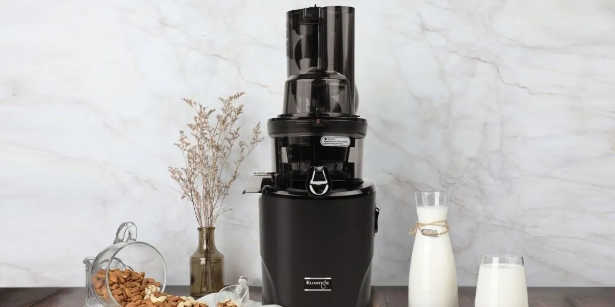 Соковижималка Kuvings Revo830 чорного кольору з рослинним молоком, мигдалем та кешью