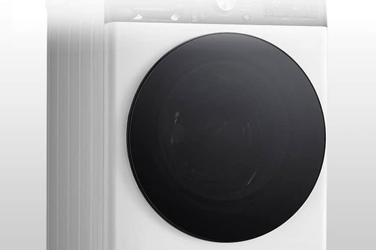 Wyraźnie widoczny obraz pralki z drzwiami ze szkła hartowanego.