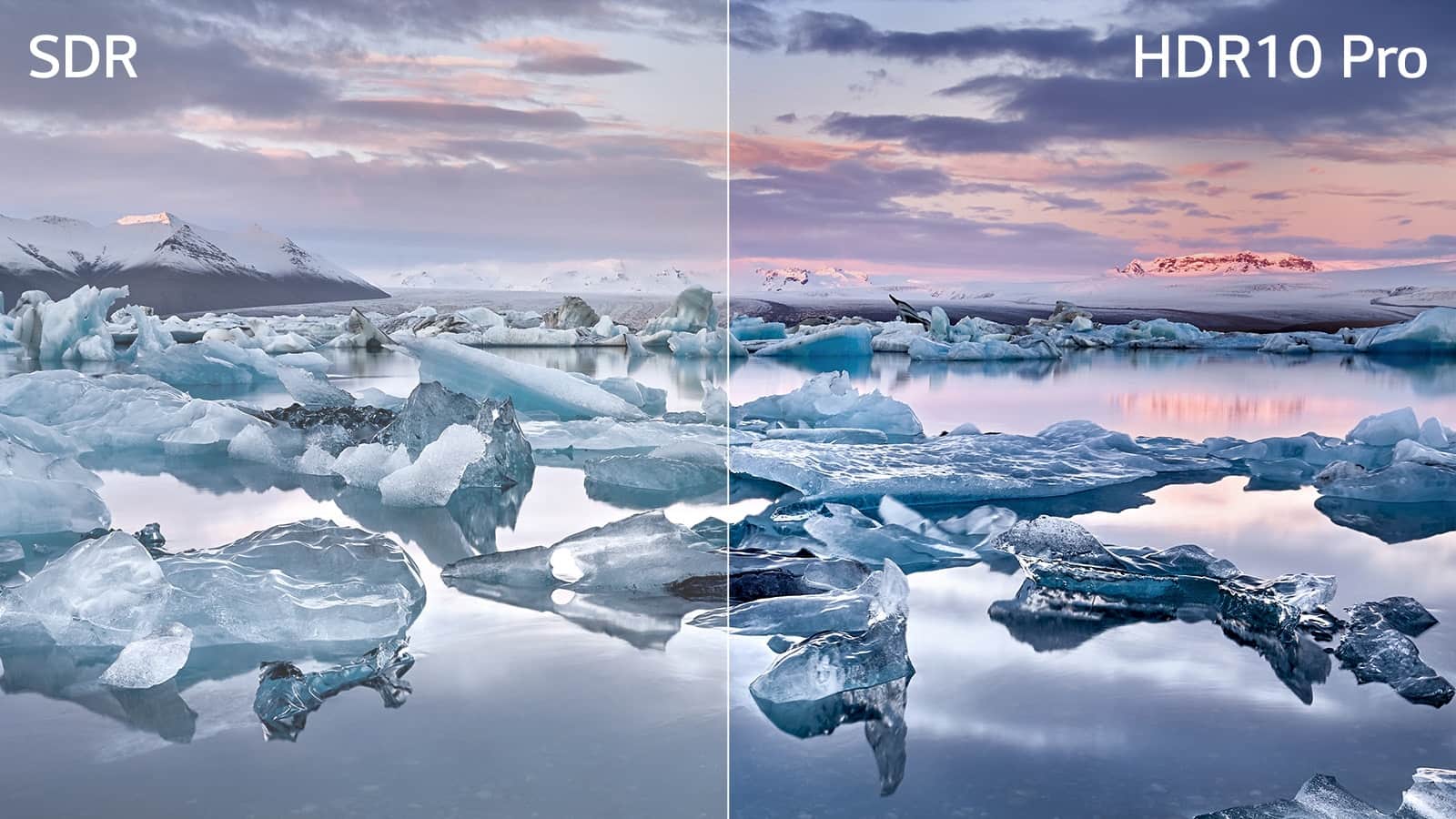 Фотографія людини, що ретушує кольори на двох моніторах на фотографії групи друзів біля багаття.